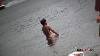 CIAO, LO SCORSO MESE IN SPIAGGIA. NON ERAVAMO IN UNA SPIAGGIA PER NUDISTI!  3-5