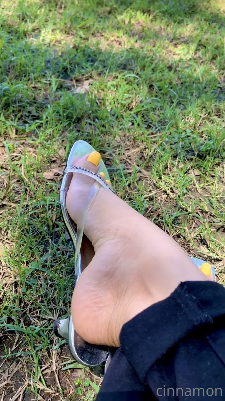 Onlyfans - cinnamonfeet2 - Goddess Cinnamon VIP - cinnamonfeetPerfect day to be outside catching some looks on my feet while danglin these sexy sandals - 04-10-2021