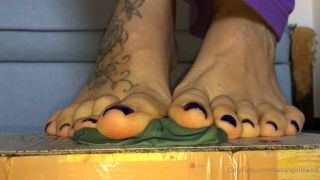 hardcore Italian Girlfriend Italian Girlfriend aka italiangirlfriend - 09-15-2022 OnlyFans Video - Clay head under my big toes video-6