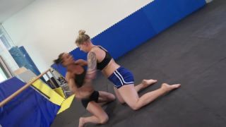 Barbie vs Iron: Powerlifter vs Bodybuilder-1