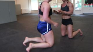 Barbie vs Iron: Powerlifter vs Bodybuilder-9