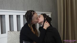 free online video 48 foot fetish mistress Licking Girls Feet – ISABELE and ROBERTA – Our lips are not for you, only our sweaty feet, foot on feet porn-1