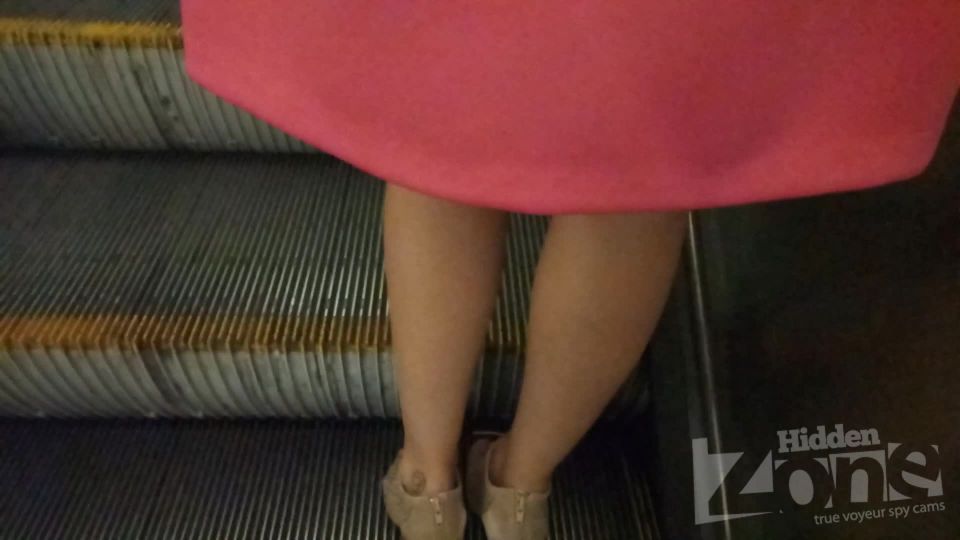 Voyeur upskirt - Under the skirt of a beauty in a wide pink dress,  on voyeur 