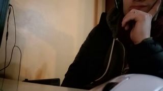 Sfw Симпатичный белый латиноамериканец вуайерист в своей одежде возбуждается в интернете.. :)-8