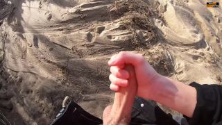 GIRLFRIEND GIVES RISKY QUICK HANDJOB AT A PUBLIC BEACH 1080p-7