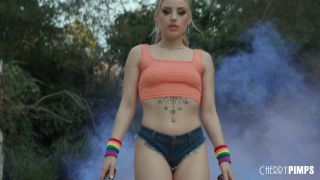 Clouds Roller Babe Anna Is Fit To Tease - UltraHD/4K2160p-4