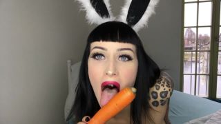 Porn online Wildkitten13 - Sexy Bunny macht es sich mit einer geilen dicken langen Karotte-9