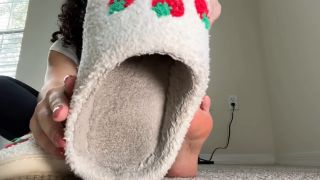 fetish Soldmysole aka soldmysole - 08-25-2024 OnlyFans Video - A new shoe review This time I review my sweaty house slippers video Soldmysole-3