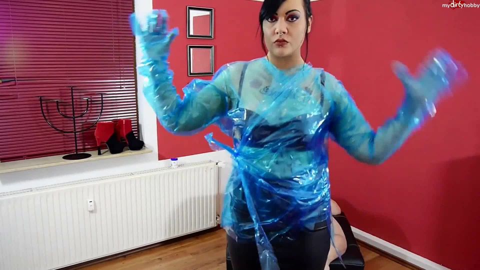 Porn online Dominique-Plastique fisting in veterinary gloves and PE apron amateur femdom