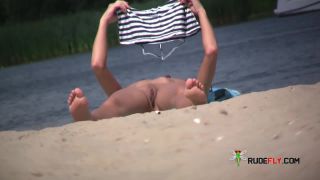 Nude Plage - Couples gets spotted by a Hidden  2-9