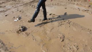 My Dirty Hobby: Shinylady2015 - Ich in wetllook Leggins und Gummistiefel crushe meine mega gei... - Germany-8