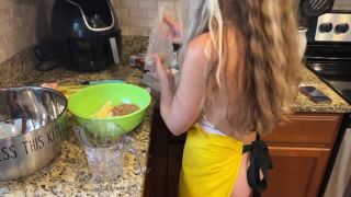 ErikaSwingz - Baking Cookies Naked - Housewives-3