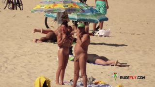 Nude Plage - Couples gets spotted by a Hidden-1