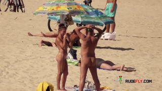 Nude Plage - Couples gets spotted by a Hidden-2