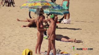 Nude Plage - Couples gets spotted by a Hidden-9