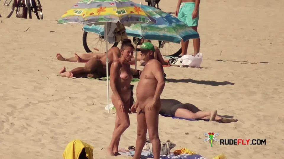 Nude Plage - Couples gets spotted by a Hidden