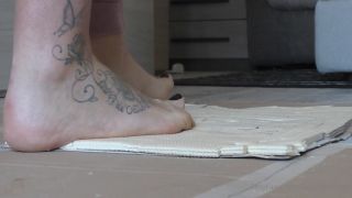 hardcore Italian Girlfriend aka italiangirlfriend - 07-14-2022 OnlyFans Video - Wafers inshoe and wafers outside the shoes P_p97w video Italian Girlfriend-2