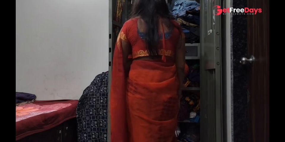 Desi bhabhi cupboard clean kar rahi thi tabhi uska devar akar chod diya