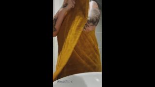 Niamh Velvet () Niamhvelvet - join me after a shower whilst i dry my curves and brush my teeth 03-07-2021-3