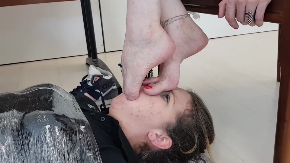 MAKING MY MUMMIFIED SLAVE SNIFF MY STINKY FOOT Download N...