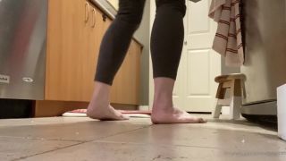 online clip 49 beneathmytoes 26042020262498257410 minutes you get to watch me kinda dance and clean my fridge how fun haha some peopl on feet porn foot fetish live cam-0