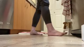 online clip 49 beneathmytoes 26042020262498257410 minutes you get to watch me kinda dance and clean my fridge how fun haha some peopl on feet porn foot fetish live cam-5