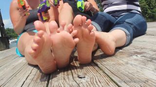 Mindee, Reese, Rein - 6 Squirt Guns and 30 Toes on fetish porn neck brace fetish-5