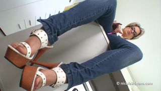 Nicole Feet Lady 24 – Sexy in Jeans   Pantyhose | pantyhose | femdom porn feet fetish sites-6