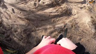 [Amateur] GIRLFRIEND GIVES RISKY QUICK HANDJOB AT A PUBLIC BEACH-1