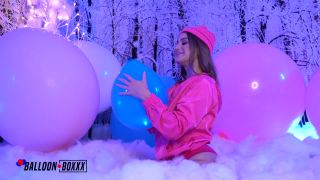 Amateur boxxx with kenzie in snow bunny kenzie loves balloons-2