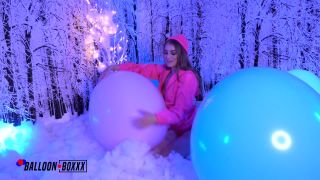 Amateur boxxx with kenzie in snow bunny kenzie loves balloons-6