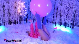 Amateur boxxx with kenzie in snow bunny kenzie loves balloons-8