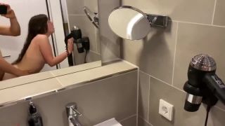 Young Student69 - BEIM ZAHNEPUTZEN IM HOTEL GESTORT UND GEFICKT - Nahaufnahme und Creampie - Mdh-0