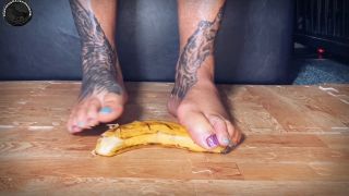 MistressRavenFD - BANANA TOE SANDWICH.-3