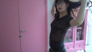 [hotspanker.com] Spanking Photoshoot – Photographer starts to smack the Model on the Butt HD-9