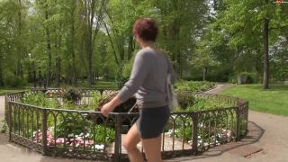 Popp-Sylvie Popp-Sylvie - Public Squirt im Park-0