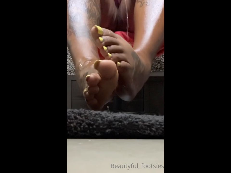 Beautyful_footsies Beautyful_footsies aka bfootsies - 07-10-2021 OnlyFans Video - Oily foot tease video fetish