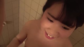 FC2PPV 1355317 【モ無 初撮り】J●卒業直後の18歳!!ロリ美大生まなちゃん 照れながらもガチイキする姿に興奮【個人撮影】 - FC2PPV-0
