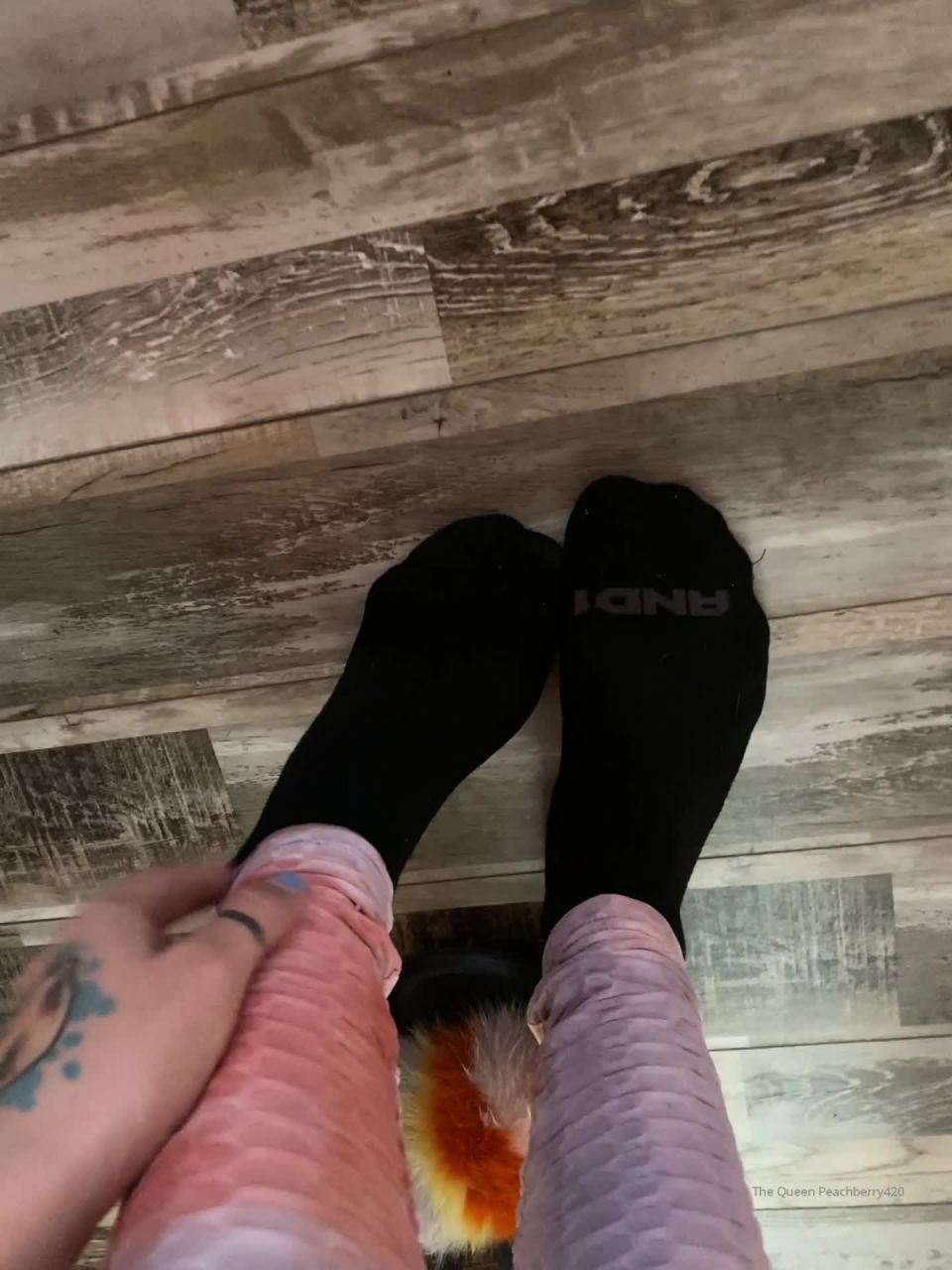 Onlyfans - Peachberry420 - Come warm my feet up please - 30-11-2021