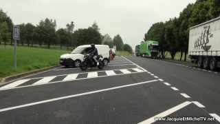 Elle s'offre un motard sur une aire d'autoroute!-0