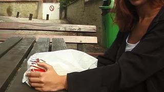 Rothaariges teen zeigt e dessous im freien mit happy end ...-1