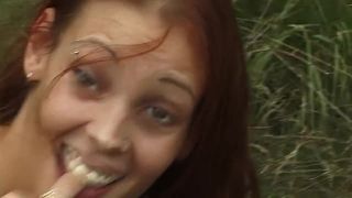 Rothaariges teen zeigt e dessous im freien mit happy end ...-7
