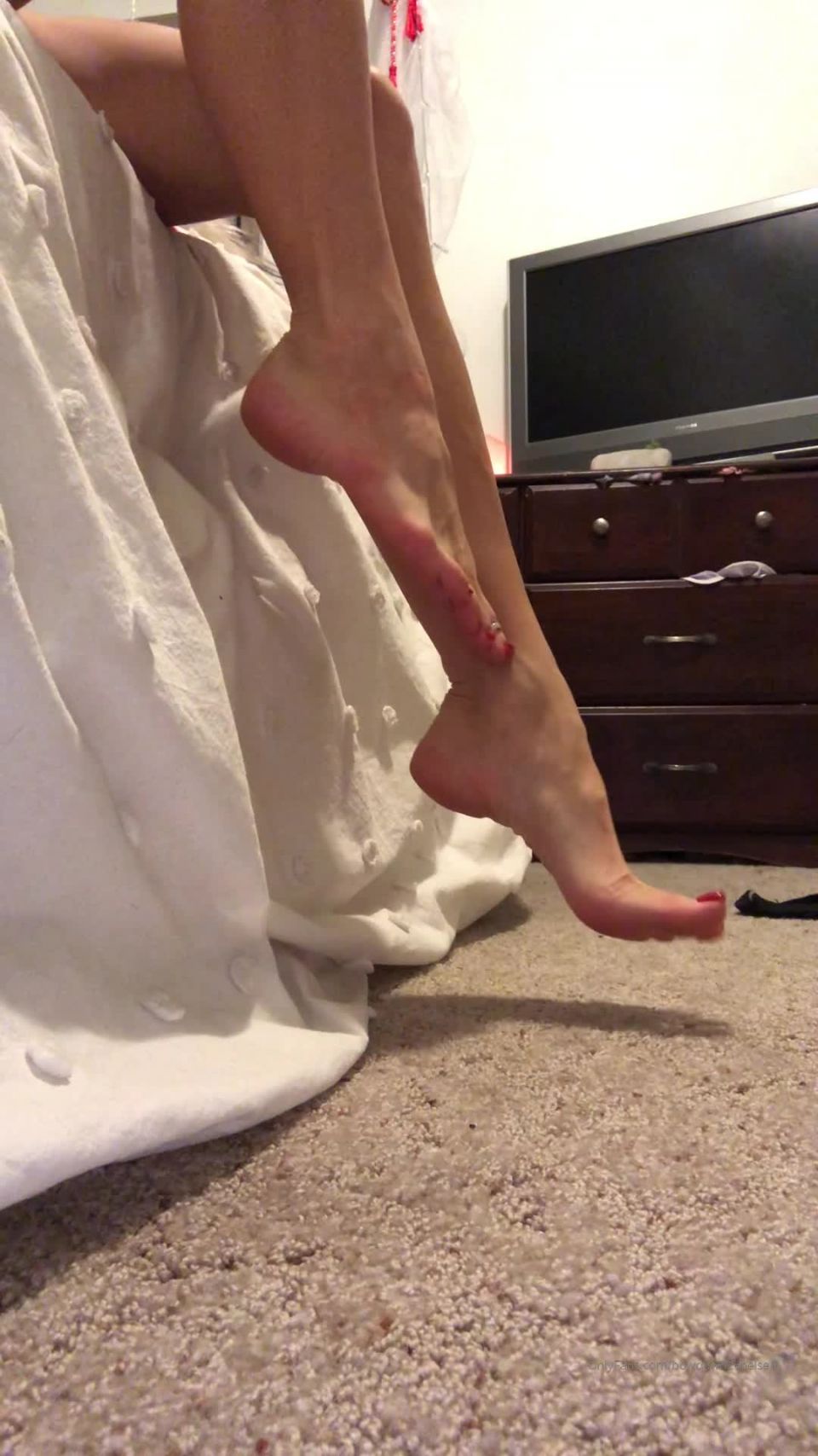 free porn clip 44 bowdown2chelsea 10-12-2019 Dangling my feet, romantic femdom on femdom porn 