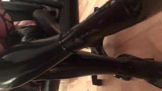 Mistress Real - CLOSE UP LATEX WORSHIP FOR FANS WITH A WILLING TONGUE.-9