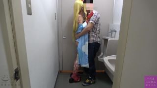 FHD TNOZ-030 美少女×低身長×内気で恥ずかしがり屋×巨乳×アニメ声！！！元某人気コンカフェナンバー1レイヤーが絶頂＆絶叫エンドレスでイキ狂う3時間超え痙攣・ヨダレ・潮噴射が常にセットの体液セックスコスプレ乱交史上最もブッ壊れ人間廃業6P豪華2本立てスペシャル-5