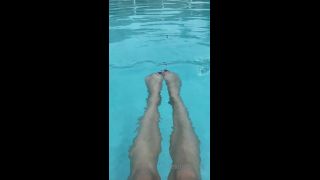 clip 19 leiafishnets 19-08-2019 floating and swimming in the pool on feet porn foot fetish kik-3