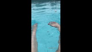 clip 19 leiafishnets 19-08-2019 floating and swimming in the pool on feet porn foot fetish kik-5