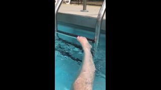 clip 19 leiafishnets 19-08-2019 floating and swimming in the pool on feet porn foot fetish kik-9
