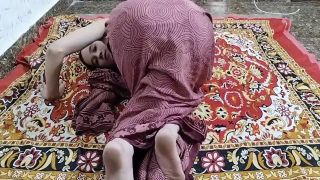 Desi Village Bhabhi ko gandi video dikha kar jabar dasti pela-1