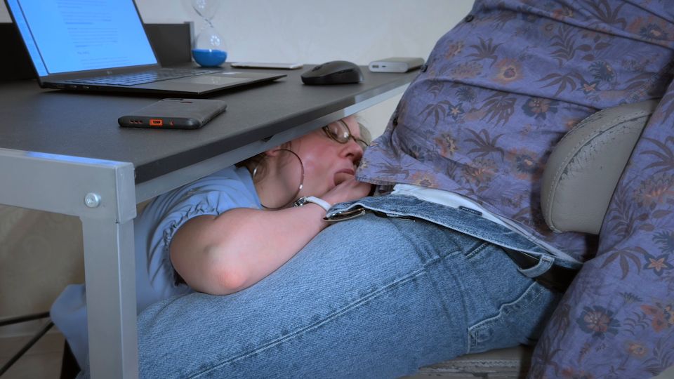 MILF Big Tits Brunette Gives BlowJob in Vicious Suck Webinar